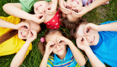 Enfants faisant des lunettes avec leurs doigts